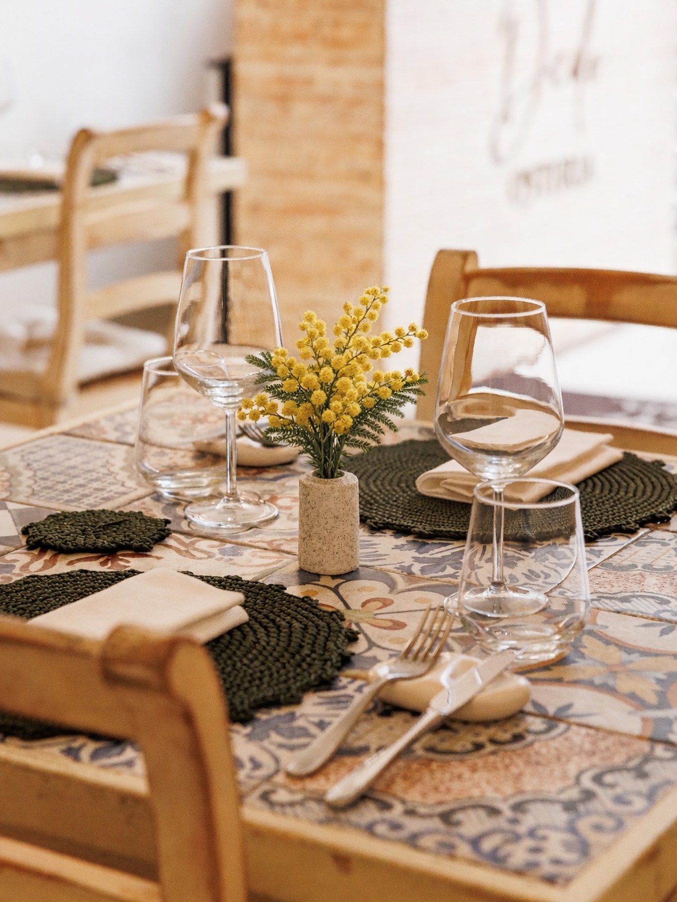 Dettaglio della mise en place con mimosa